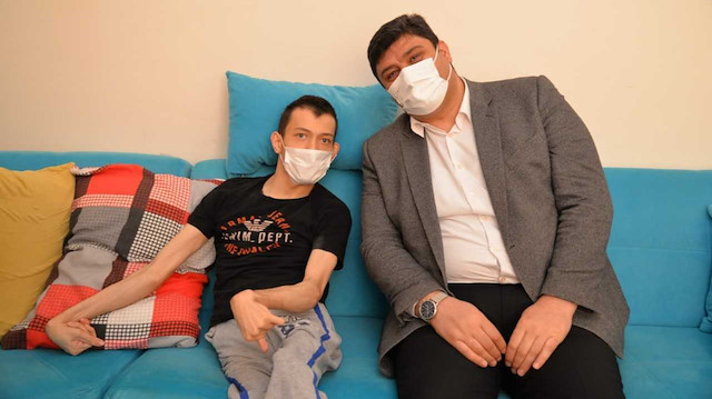 Kahramankazan Belediye Başkanı Serhat Oğuz, ilçedeki hasta veya tedavi gören vatandaşları ziyaret ediyor.