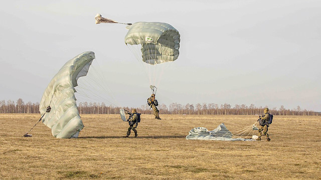 Rus paraşütçüleri, dün ülkenin batısındaki Kaluga’da hava indirme tatbikatı yaptı.
