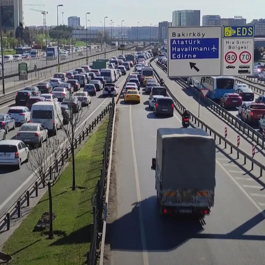 3 günlük sokağa çıkma kısıtlaması öncesi kentte trafik yoğunluğu yaşanıyor