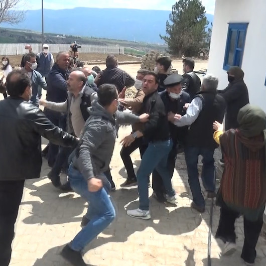 Karabükte mezarlara hafriyat döküldüğü iddiası ortalığı karıştırdı: Köylüler ile muhtar ve yakınları birbirine girdi