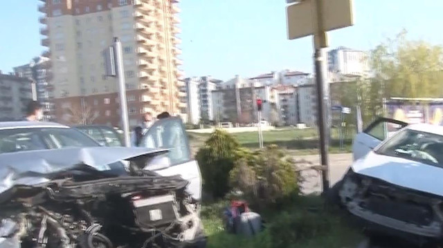 Ankara'da iki otomobil kafa kafaya çarpıştı, 3'ü çocuk 7 kişi yaralandı