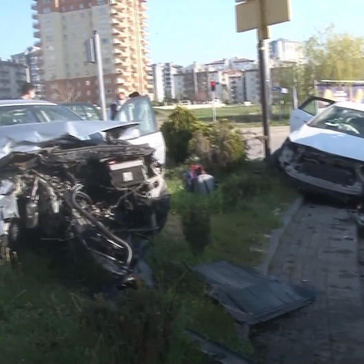 Ankarada iki otomobil kafa kafaya çarpıştı, 3ü çocuk 7 kişi yaralandı