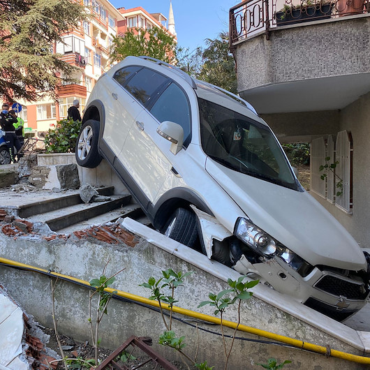 Bakırköyde cipin binanın bahçesine düştüğü anlar güvenlik kamerasında