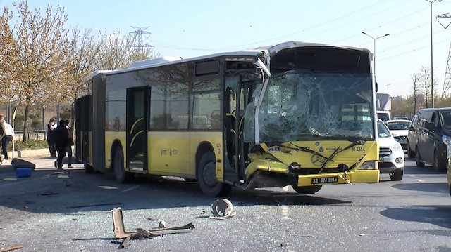 İETT otobüsü, İstoç yönüne seyir halindeyken sürücüsünün direksiyon hakimiyetini kaybetmesi sonucu emniyet şeridinde park halindeki 34 BF 9190 plakalı midibüse arkadan çarptı.