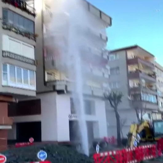 İSKİ’nin çalışma yaptığı bölgede su borusu patladı: Borudan fışkıran sular apartman boyuna ulaştı