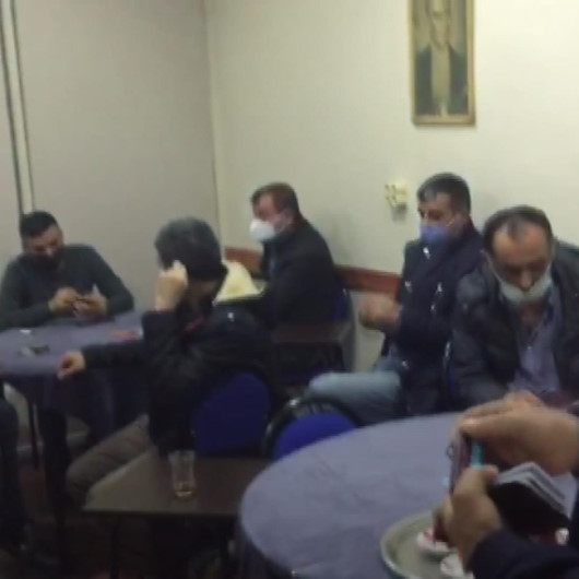 Bağcılarda kısıtlamaya uymayıp kahvehanede oyun oynayan 16 kişiye 55 bin lira ceza kesildi