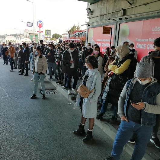 Pendikte bir türlü gelmeyen otobüs vatandaşı isyan ettiriyor