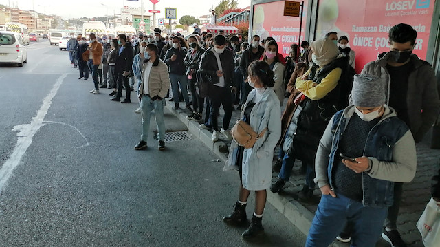 Pendik'te bir türlü gelmeyen otobüs vatandaşı isyan ettiriyor