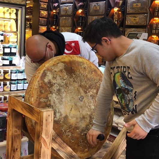 Tam 56 kilo: 1400 litre sütten üretti kilosunu 100 TLden satacak