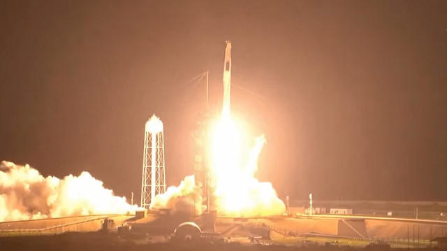 SpaceX 4 astronotu uzay istasyonuna gönderdi