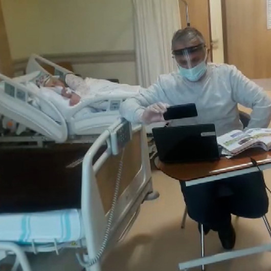 Hasta annesinin yanında refakatçi olarak kalan Mustafa öğretmen, hastane odasını sınıfa çevirdi