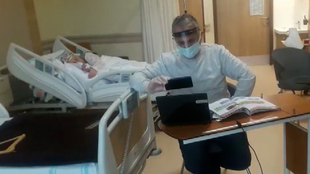 Hasta annesinin yanında refakatçi olarak kalan Mustafa öğretmen, hastane odasını sınıfa çevirdi