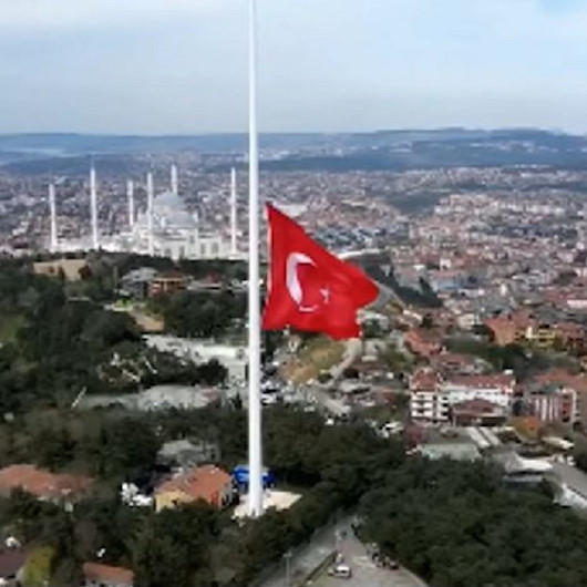 Çamlıca tepesine dev Türk Bayrağı