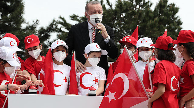 Cumhurbaşkanı Erdoğan, çocuklarla birlikte en büyük Türk bayrağını en yüksek göndere çekti. 