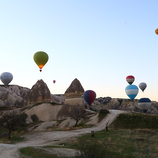 Kapadokyada balonlar 23 Nisan için havalandı: Görsel şölen yaşattılar