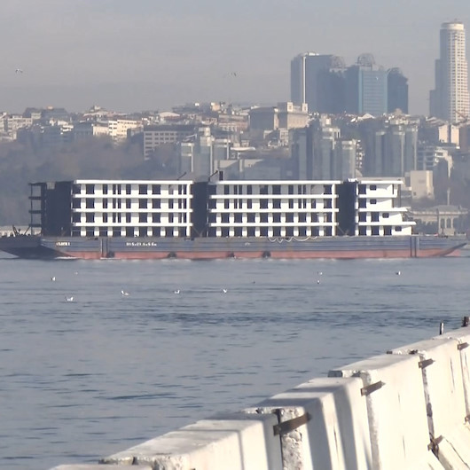 İstanbul Boğazından apartman geçti