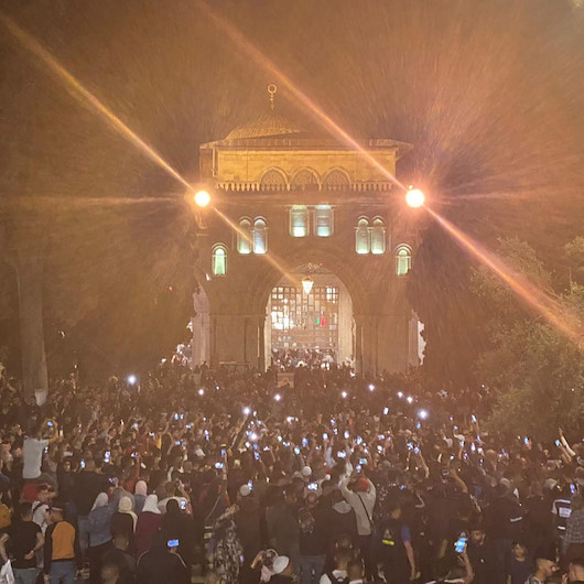 Mescid-i Aksada binlerce Filistinli, ibadet edenlere saldıran İsraili protesto etti