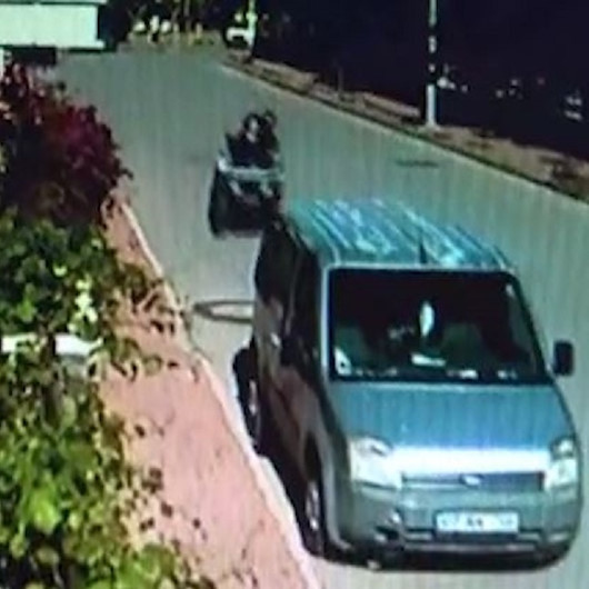 Antalyada ATV sürücüsü park halindeki araca çarpıp camından içeri girdi