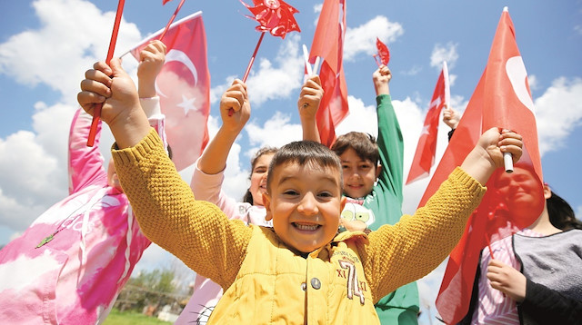 İstanbul’da bugün saat 09.00’da Taksim Cumhuriyet Anıtı’na çelenk sunulmasıyla başlayan kutlama programı gün boyu sürecek.