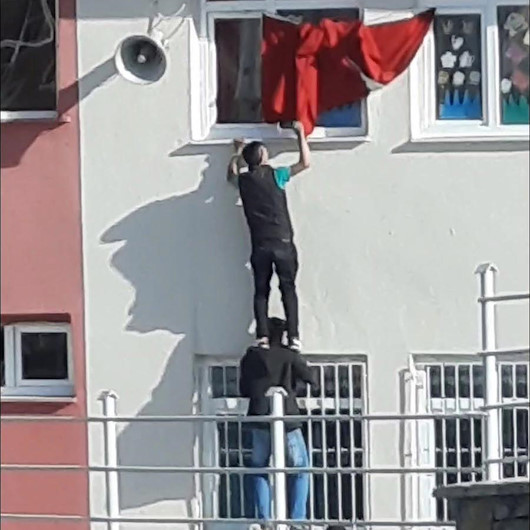 Rüzgar nedeniyle katlanan Türk bayrağı için tehlikeli tırmanış