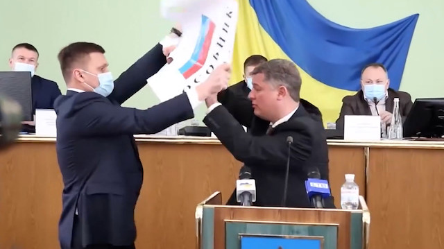 Ukrayna'da meclis toplantısında ortalık karıştı: Rus bayrağını boynuna asmaya çalıştı