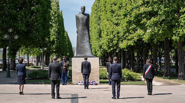Emmanuel Macron, zöde anıta çiçek bıraktı. 