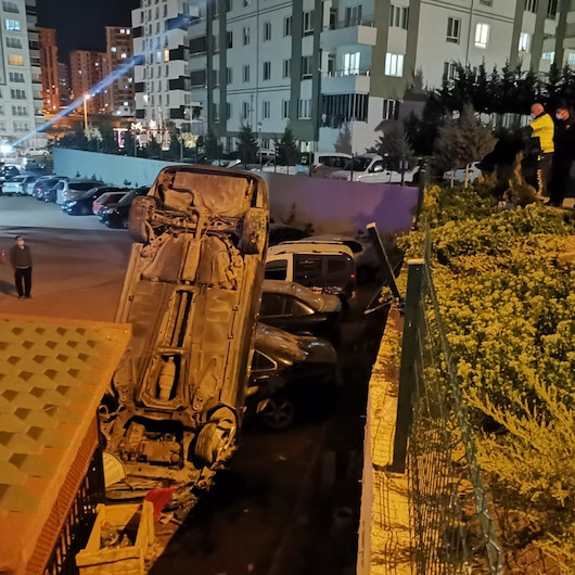 Kayseride bir garip kaza: Otoparka düşen otomobil dik durdu
