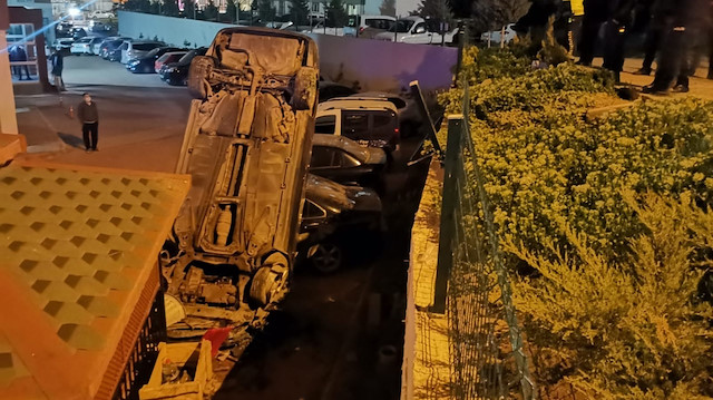 Kayseri'de bir garip kaza: Otoparka düşen otomobil dik durdu