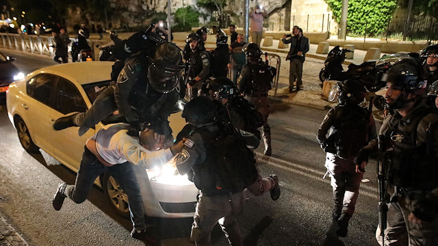 Açıklamada, 2 kişinin hastaneye kaldırıldığına vurgu yapılırken, İsrail polisinin Filistin Kızılayına bağlı sağlık ekiplerinin yaralılara ulaşmasına engel olduğu ve bir ilk yardım görevlisinin gözaltına alındığına dikkat çekildi.