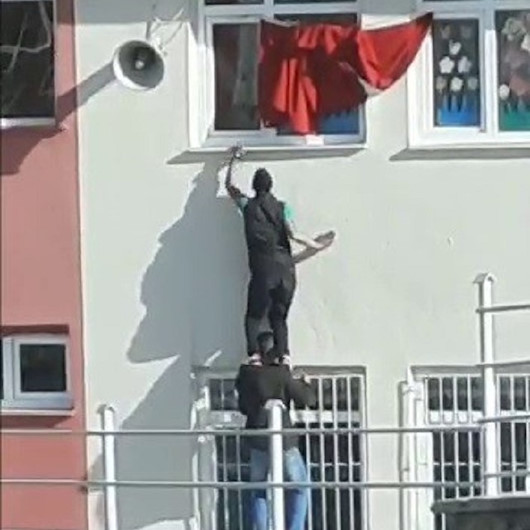 Yozgatlı gençlerin bayrak sevgisi: Katlanan bayrağı düzeltmek için kendilerini tehlikeye attılar