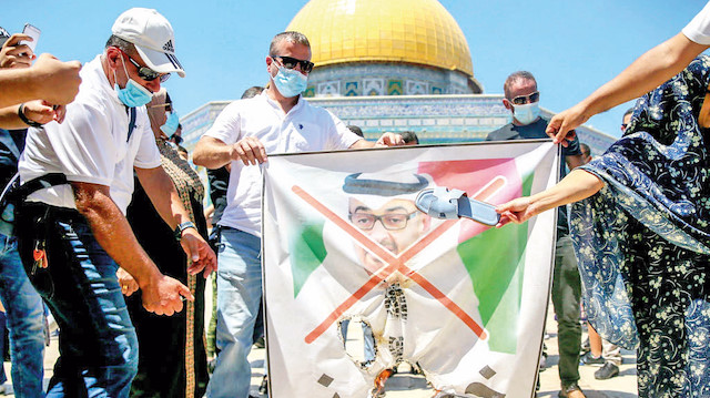 Filistinliler, ihanet değerlendirmesi yaptıkları, BAE’nin İsrail ile “normalleşme” anlaşmasını Mescid-i Aksa’da protesto etmişti.
