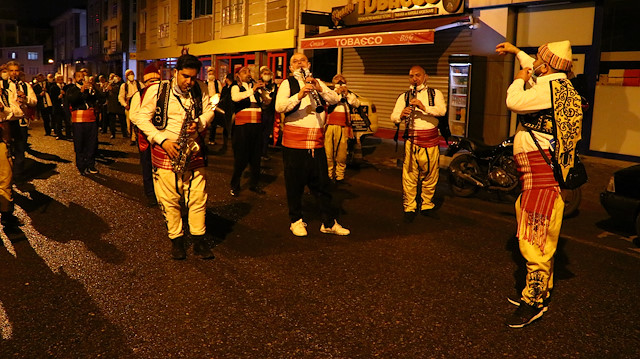 Bu da sahur bandosu ordusu: 120 kişilik bando ekibi sahur için sokağa indi
