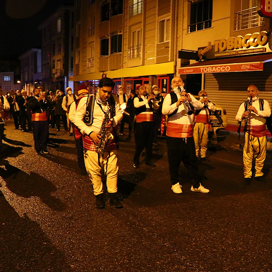 Bu da sahur bandosu ordusu: 120 kişilik bando ekibi sahur için sokağa indi