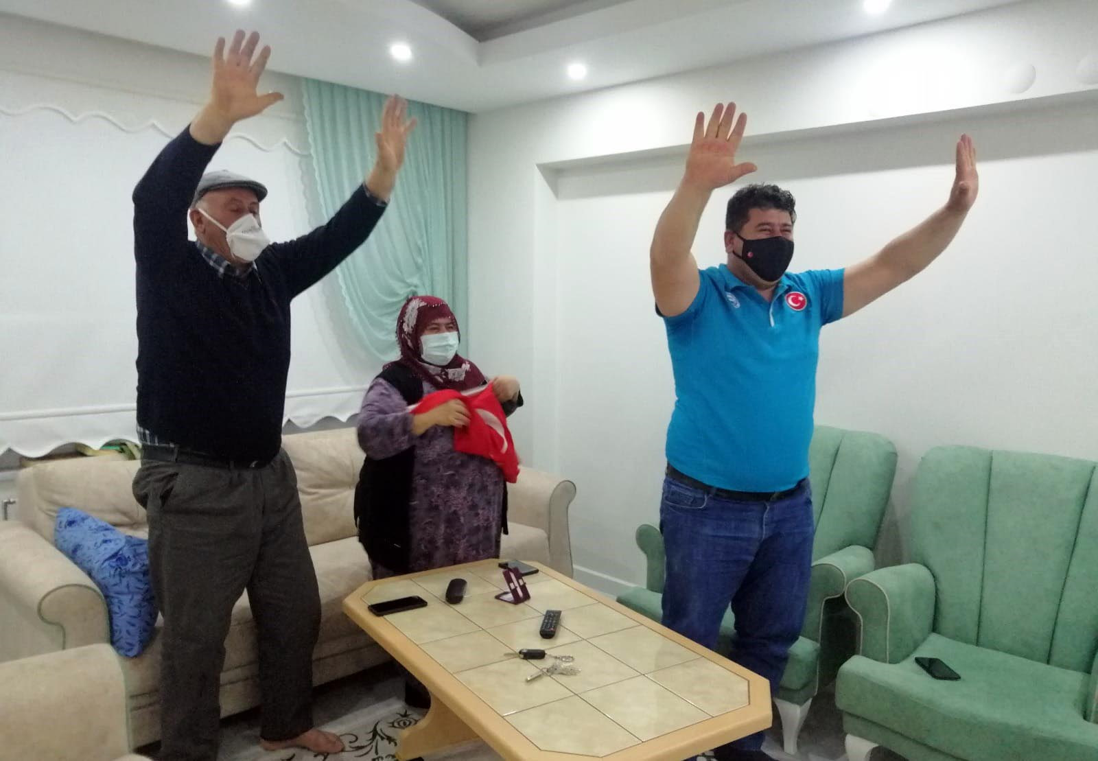 Kayaalp ailesi kazanılan tarihi şampiyonluğun ardından elleriyle 10 işareti yaptı.