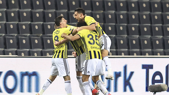 Fenerbahçeli oyuncuların gol sevinci.