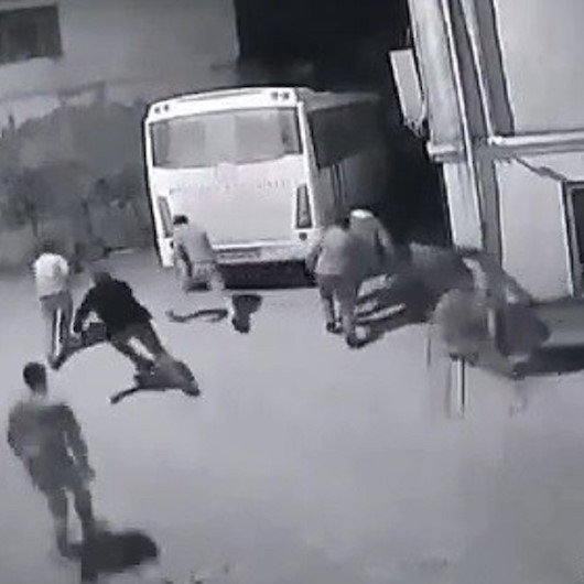 Bursada, yasakta toplanan köylüler jandarma aracını görünce böyle kaçtı