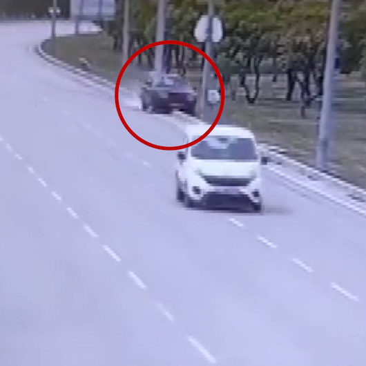 Kontrolden çıkıp direğe çarpan otomobil ortadan ikiye ayrıldı
