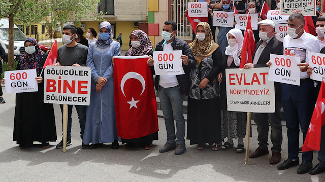 HDP Binası önünde ailelerin oturma eylemi devam ediyor.