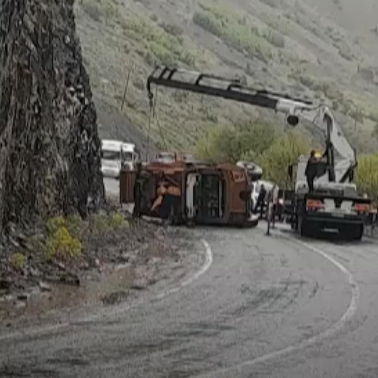 Hakkaride askeri aracın devrilmesi sonucu 3 asker yaralandı