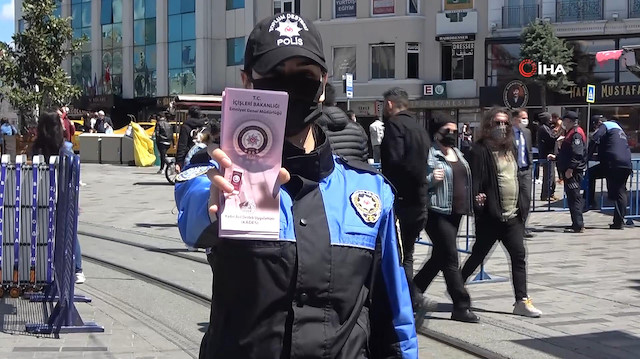 KADES uygulaması polis ekipleri tarafından İstiklal Caddesi'nde kadınlara tanıtıldı