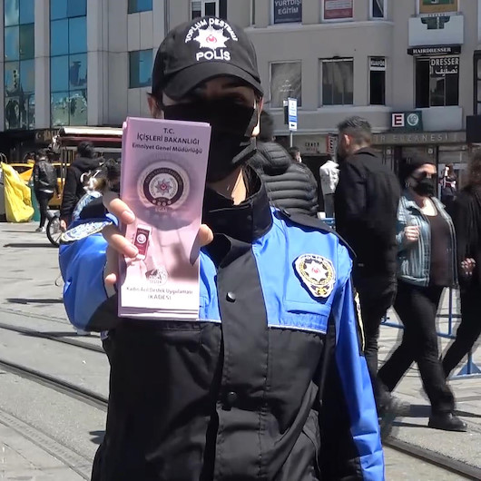 KADES uygulaması polis ekipleri tarafından İstiklal Caddesinde kadınlara tanıtıldı