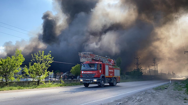 Osmaniye'de geri dönüşüm fabrikasından çıkan yangının dumanı gökyüzünü kapladı
