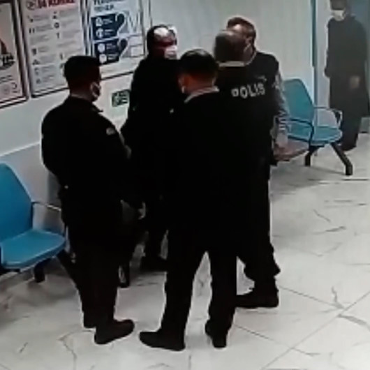 Samsunda kendisine yardım eden polise tokat atarak saldıran şahıs kamerada