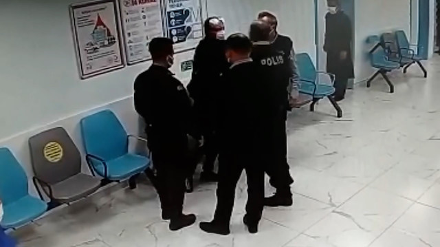 Samsun'da kendisine yardım eden polise tokat atarak saldıran şahıs kamerada