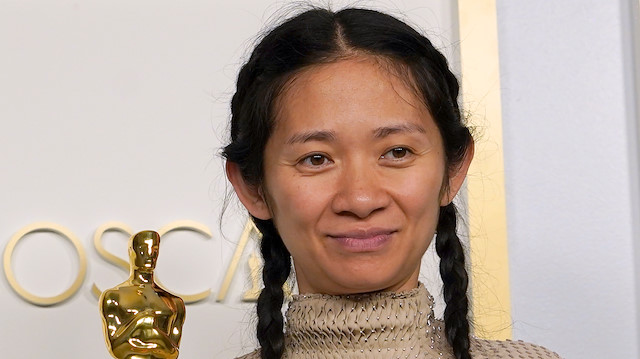 "Nomadland" filminin yönetmeni Asya kökenli Chloé Zhao ödülü aldı.