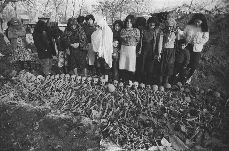 Ermenilerin Birinci Dünya Savaşı sırasında silahsız sivillere yönelik katliamları, toplu mezar kazılarıyla gözler önüne serildi. Kazılarda elde edilen bulgular, Ermeni çetelerin Müslüman ahaliyi insanlık dışı işkencelerle katlettiğini kanıtlıyor. 28 Şubat 1986'daki kazıda Iğdır'ın Oba Köyü'nde Ermeniler tarafından topluca katledilen Türkler'e ait kemikler görülüyor. (Arşiv)