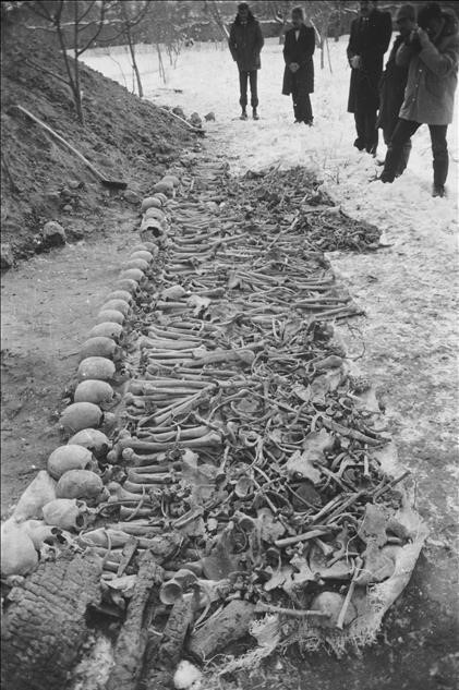 Ermenilerin Birinci Dünya Savaşı sırasında silahsız sivillere yönelik katliamları, toplu mezar kazılarıyla gözler önüne serildi. Kazılarda elde edilen bulgular, Ermeni çetelerin Müslüman ahaliyi insanlık dışı işkencelerle katlettiğini kanıtlıyor. 28 Şubat 1986'daki kazıda Iğdır'ın Oba Köyü'nde Ermeniler tarafından topluca katledilen Türkler'e ait kemikler görülüyor. (Arşiv)