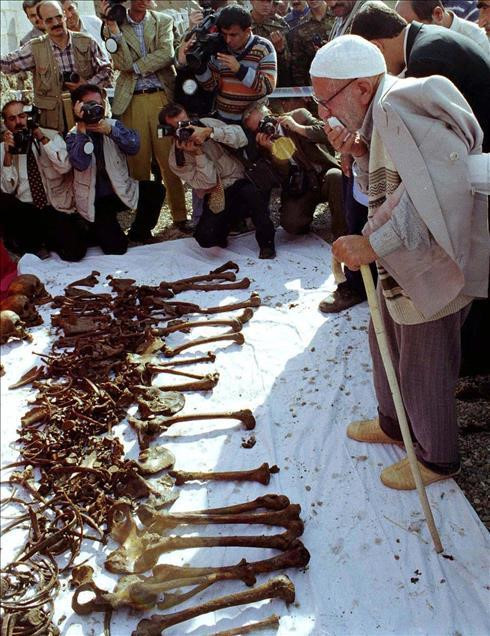 Ermenilerin Birinci Dünya Savaşı sırasında silahsız sivillere yönelik katliamları, toplu mezar kazılarıyla gözler önüne serildi. Kazılarda elde edilen bulgular, Ermeni çetelerin Müslüman ahaliyi insanlık dışı işkencelerle katlettiğini kanıtlıyor. Fotoğrafta Iğdır'ın Hakmehmet Köyü'nde Eylül 1919 tarihinde Ermenilerce öldürülüp su kuyusuna atılan cesetlerin 6 Ekim 1999'da çıkarılmasının ardından katliamdan sağ kurtulan 92 yaşındaki Hacı Oruç Türkeli görülmekte... (Arşiv)