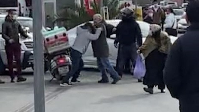 Kağıthane'de kaza sonrası kasklı yumruklu kavga kamerada