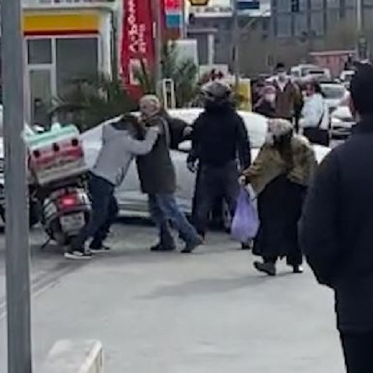 Kağıthanede kaza sonrası kasklı yumruklu kavga kamerada
